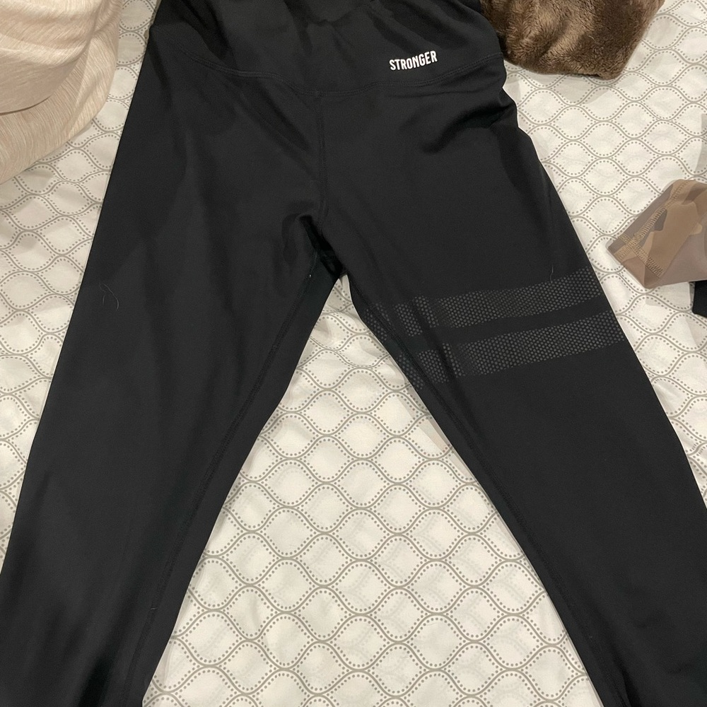 Stronger black leggings